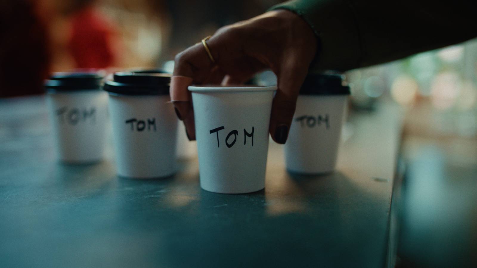 cafe scene cups - tomtom - tom campaign