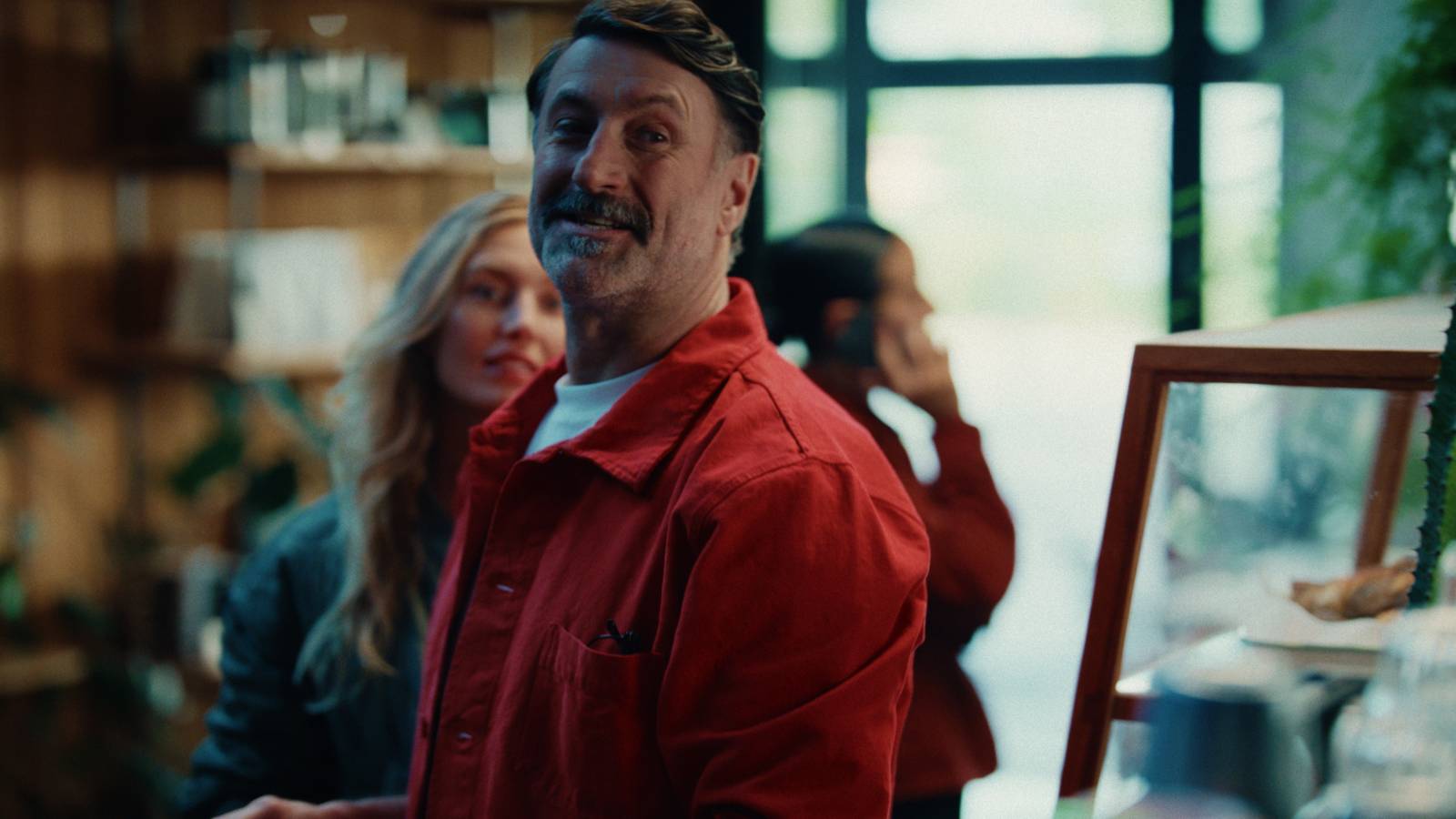 cafe scene tomtom - tom campaign